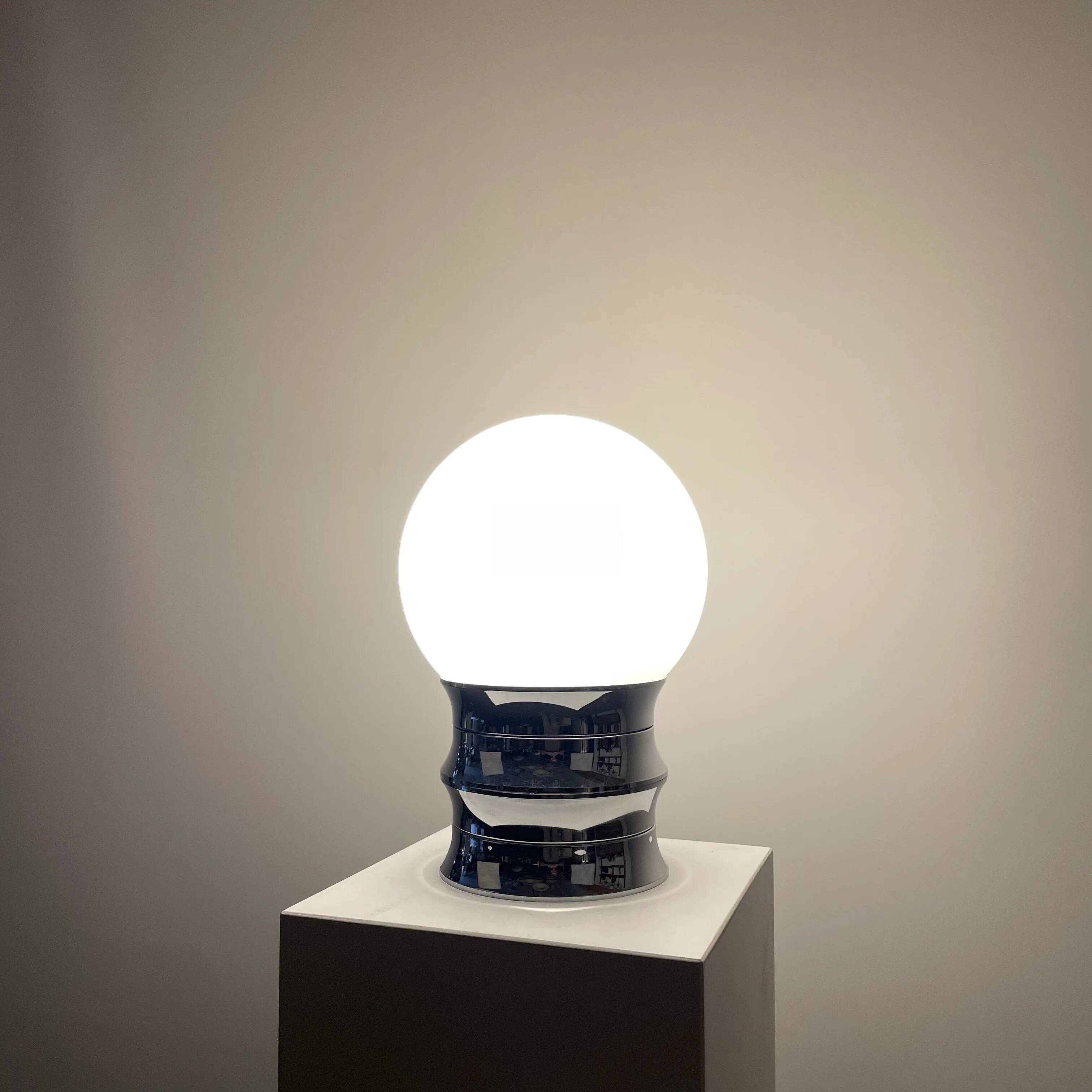 Lampe de table blanche et chrome de l'ère spatiale par Aka Electric, Allemagne 1977