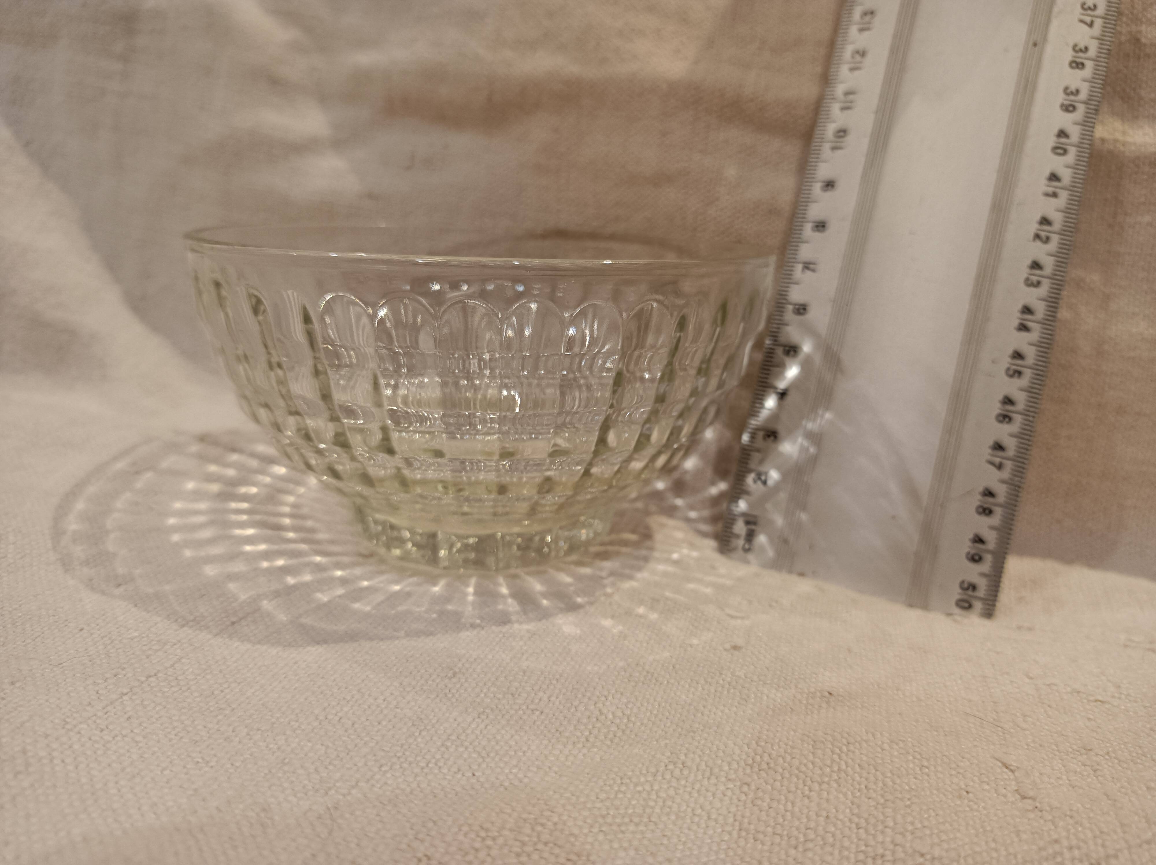 Coupelle ancien bol en verre moulé transparent