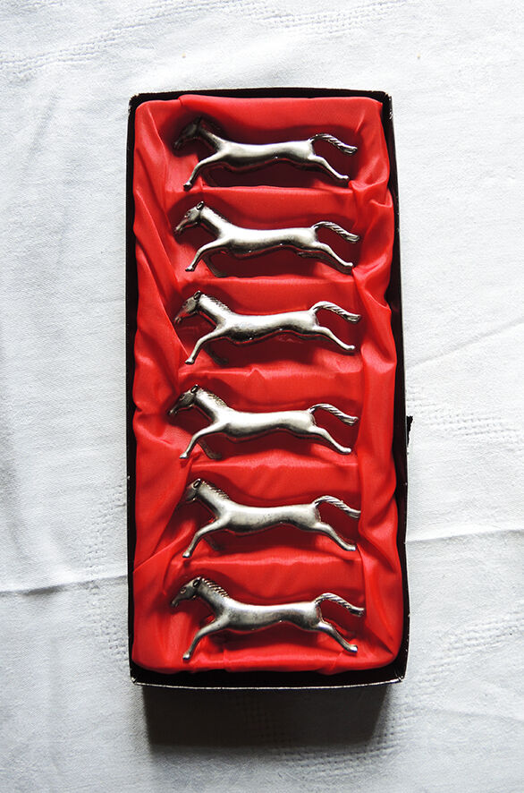 6 metal horse knife holders