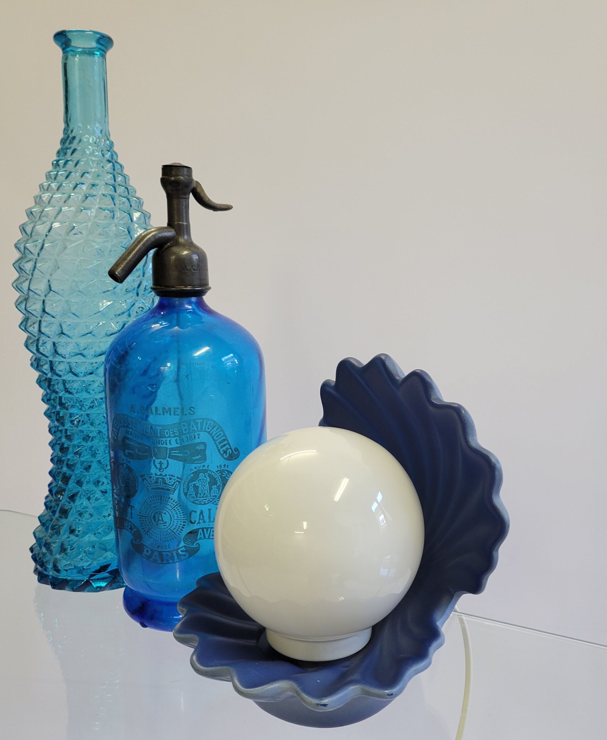 Shell lamp in blue and opaline ceramic