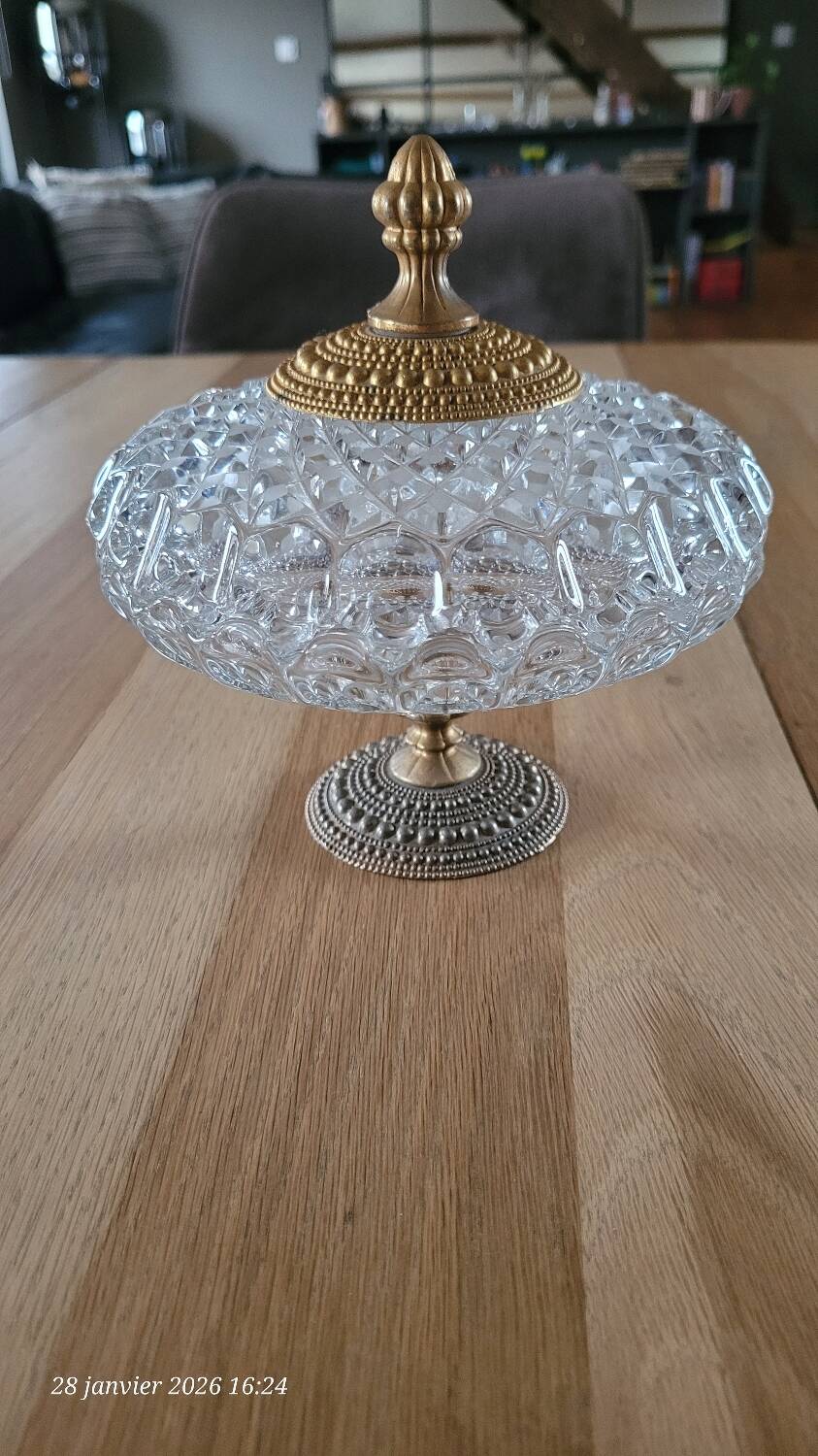 Bonbonnière en verre taillé et métal doré