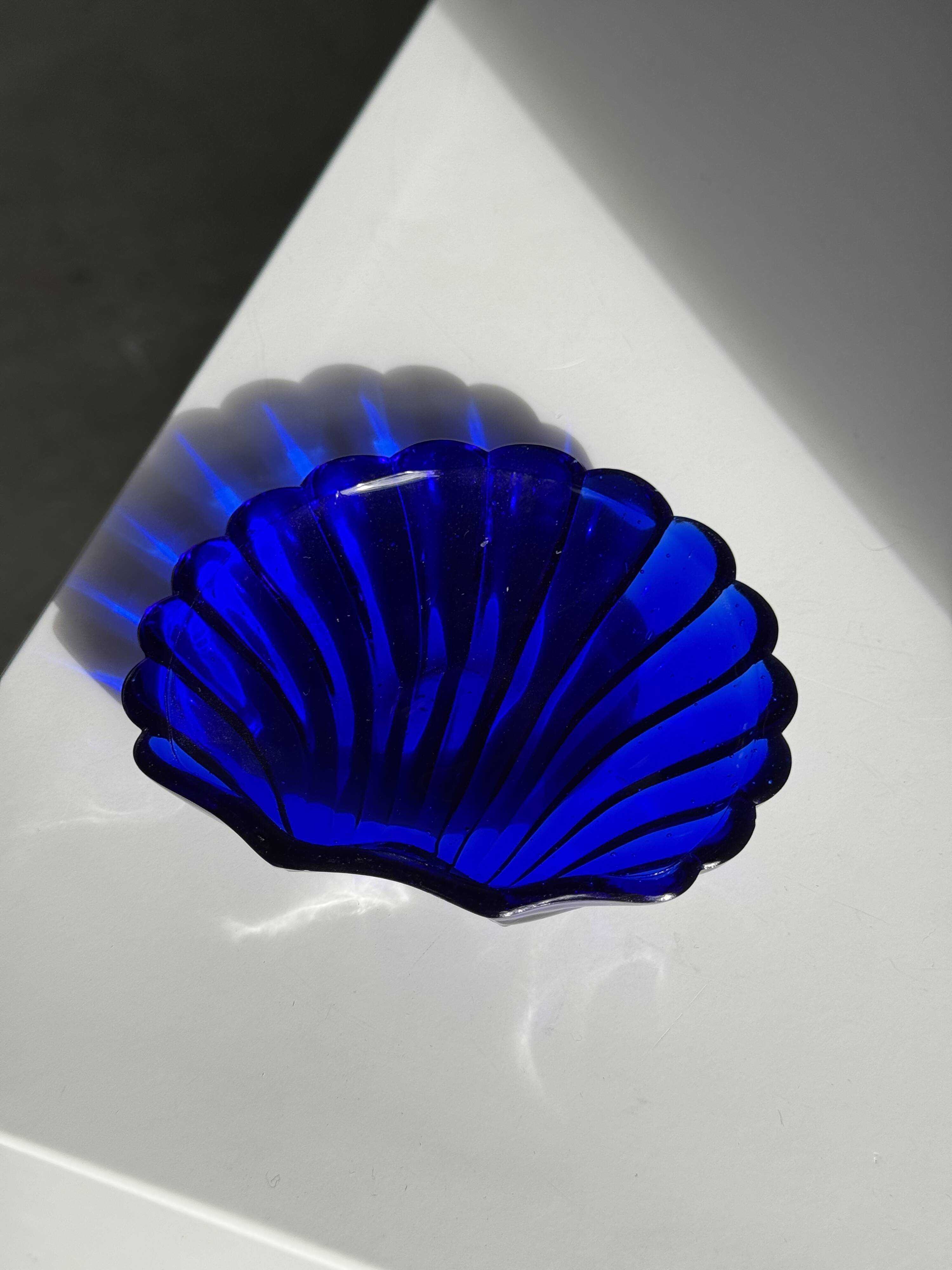 Coupelle coquille en verre bleu D10