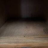 Petite table de chevet joliment travaillée