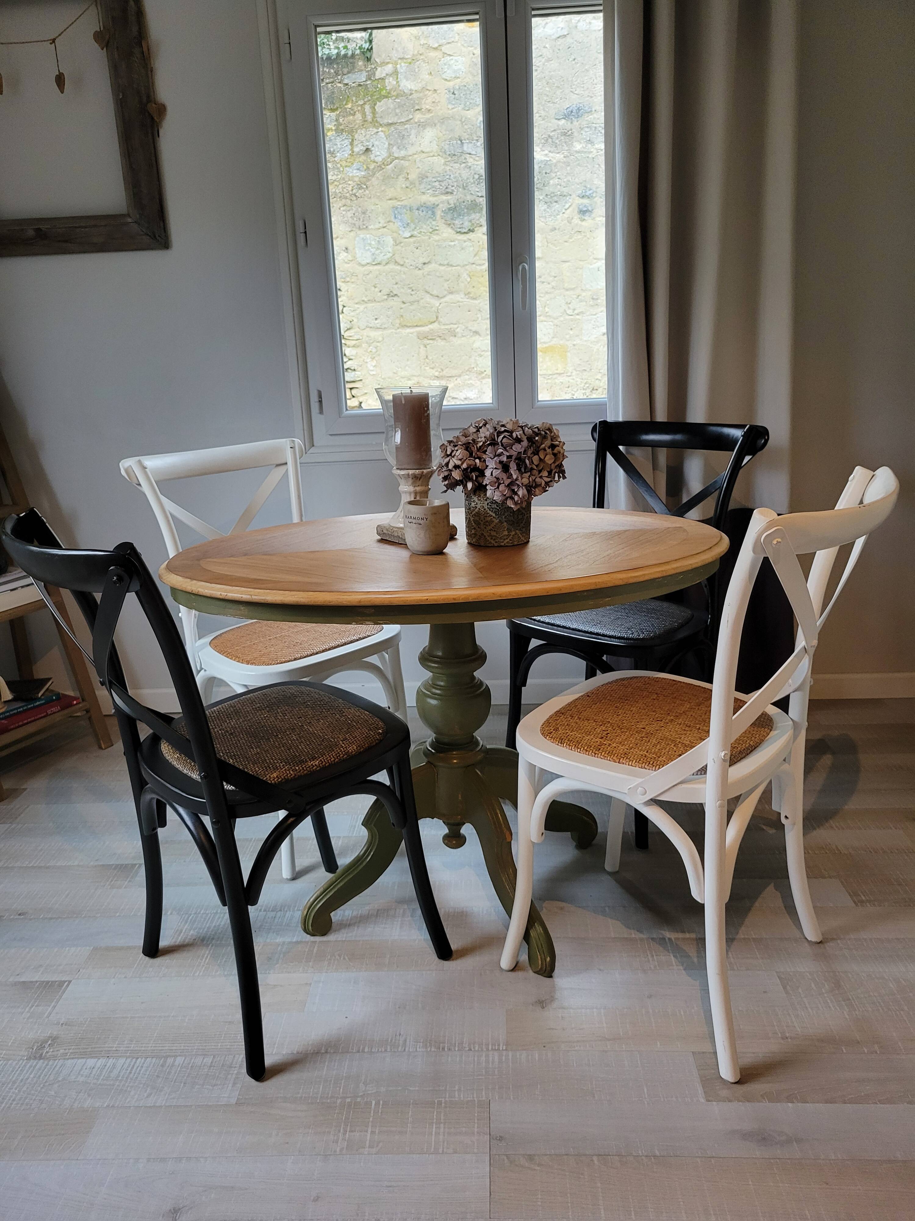 Oval table in chic country style