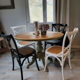 Oval table in chic country style