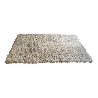 Long-pile wool rug
