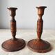 Paire de bougeoirs en bois sculpté