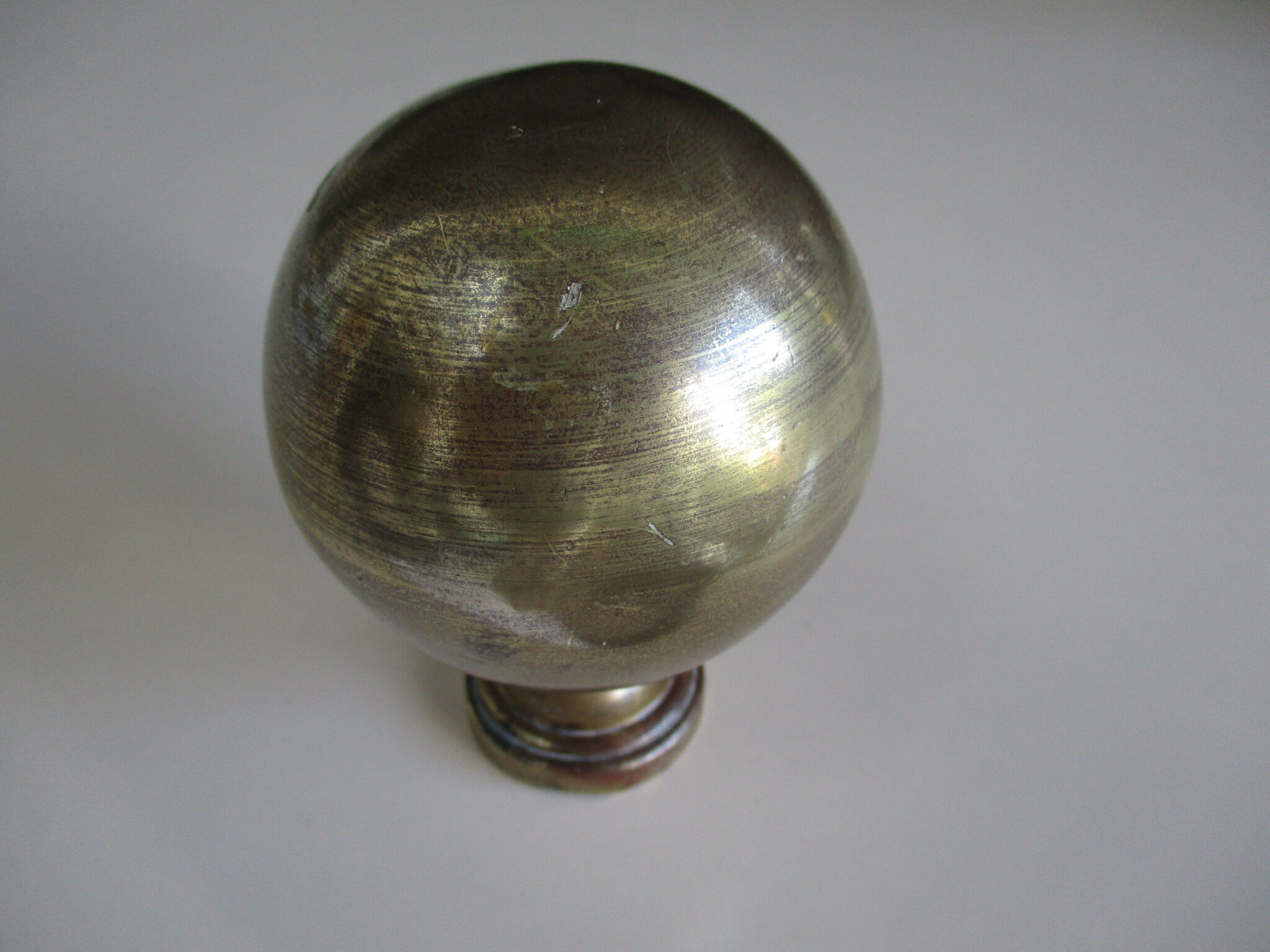 Boule ancienne en laiton  pour rampe d'escalier