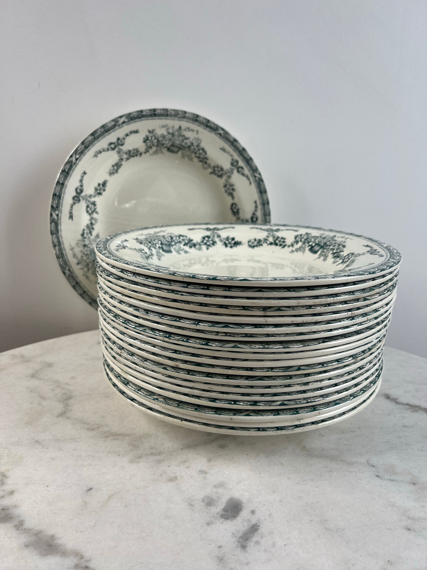 Set of 19 deep plates in ironstone Ninon 24cm