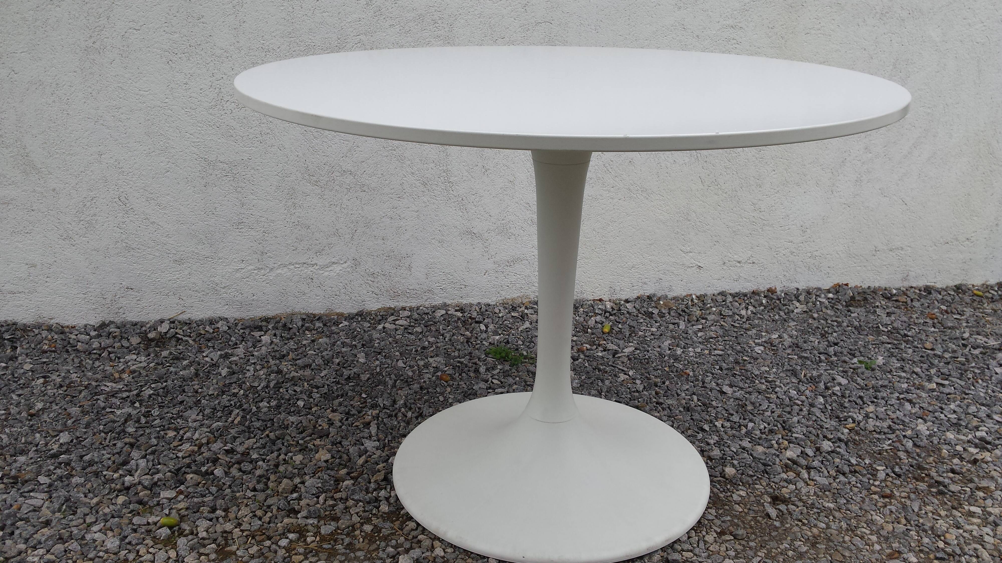 White round table, tulip foot