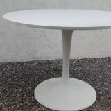 White round table, tulip foot