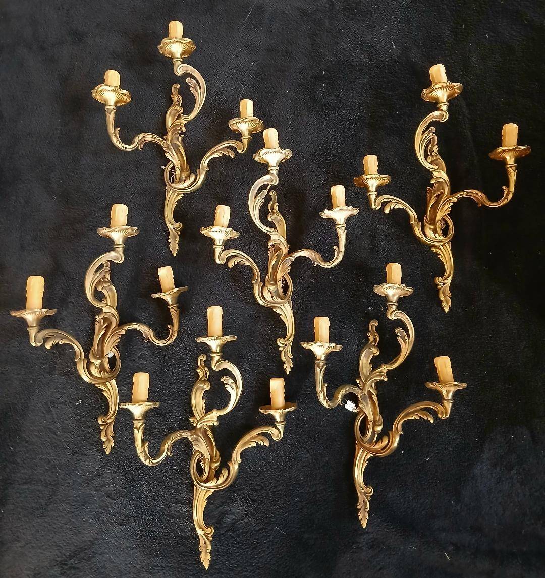 Important lot of bronze wall lights in the Louis XV rococo style.