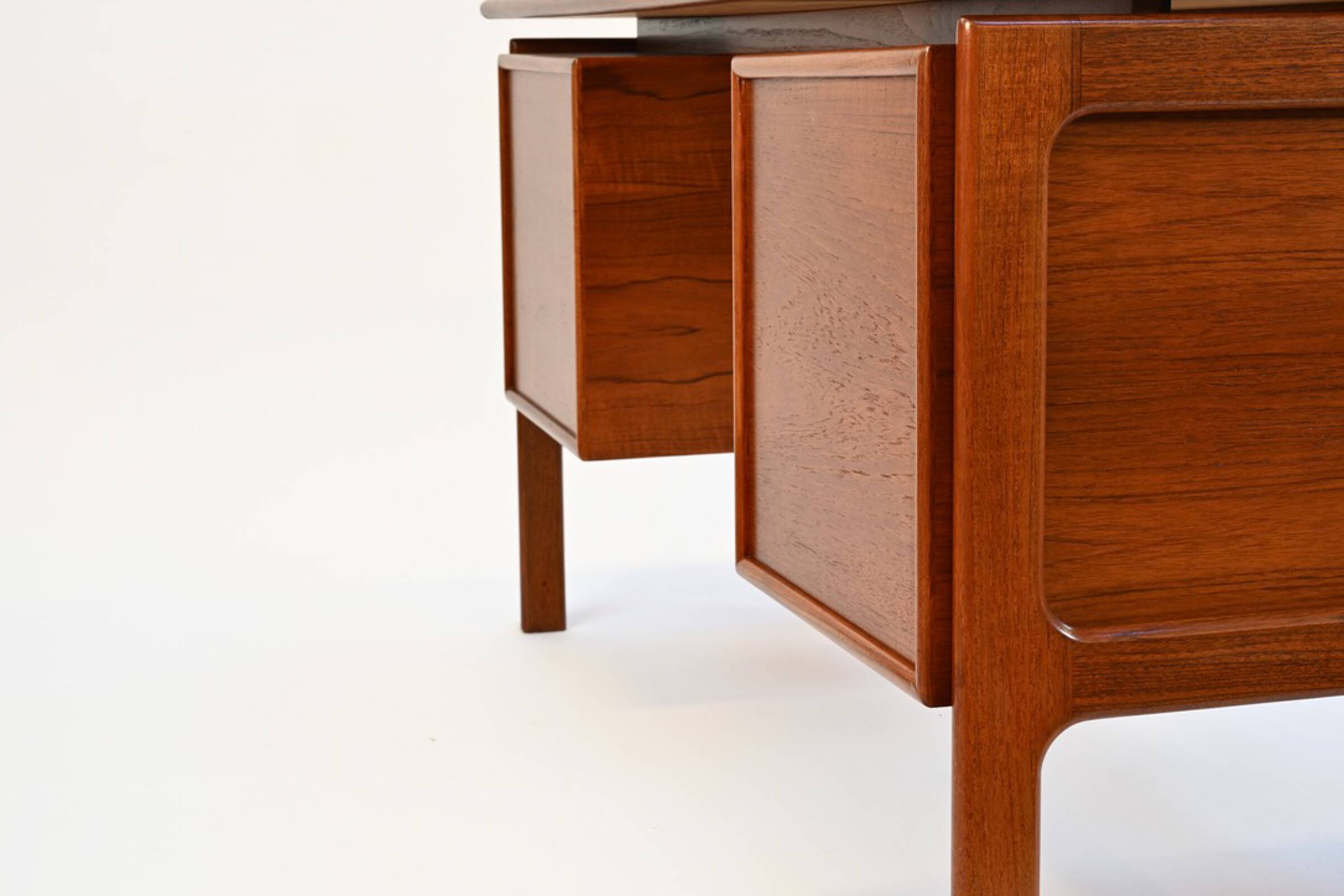 Arne Vodder Danish teak desk by GV Møbler, 1960s