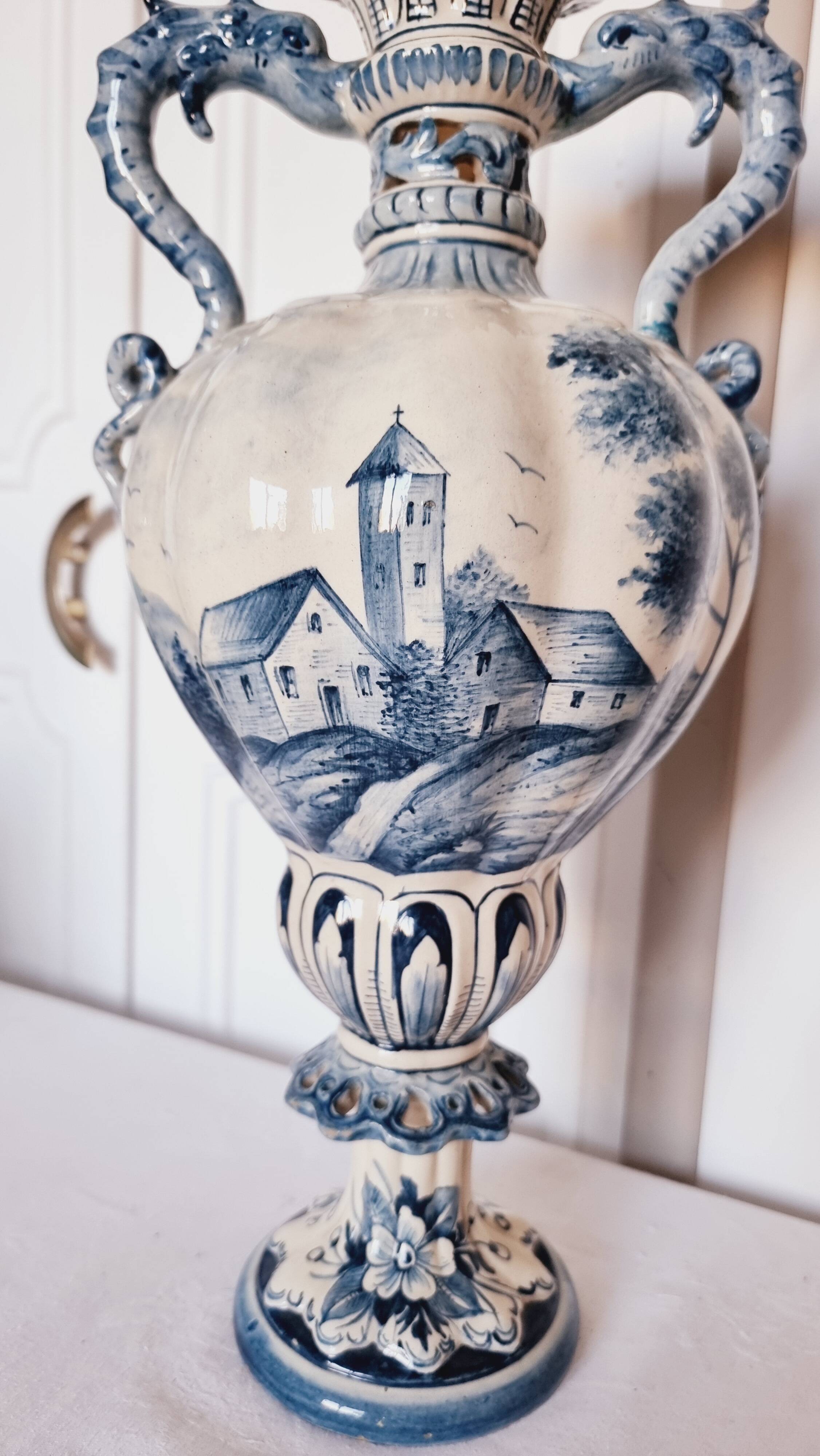 Large Spanish vase in Talavera style, hand-painted, adorned with a landscape.