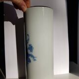 Vase en porcelaine blanche de Limoges à décor bleu et bord doré