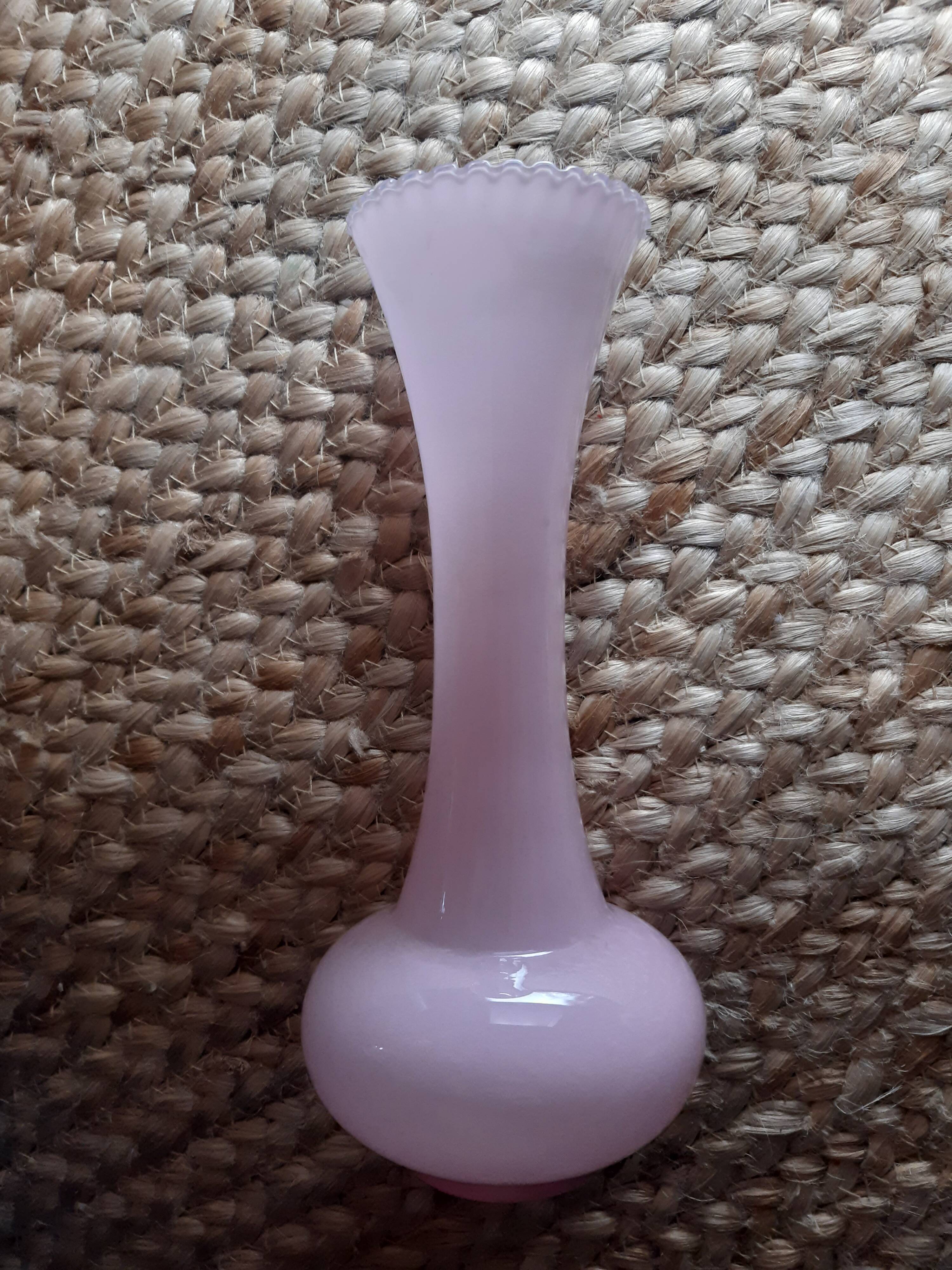 Pink vase in opaline serrated neck