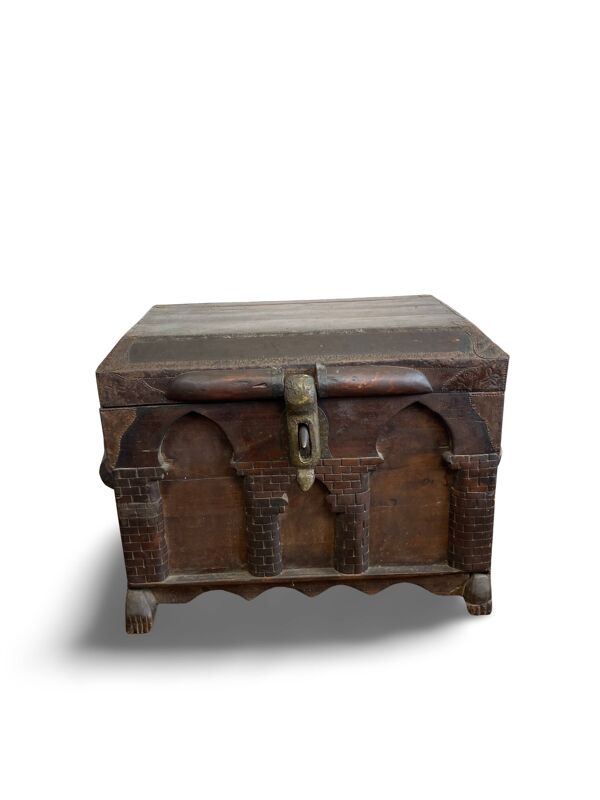 Coffre ancien gothique XVIIIème en bois sculpté et cuir