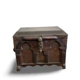 Coffre ancien gothique XVIIIème en bois sculpté et cuir