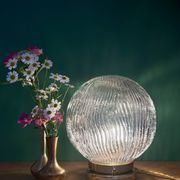 Lampe à poser globe vintage en verre strié