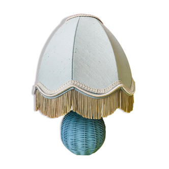 Lampe a poser en osier bleu avec abat jour à franges