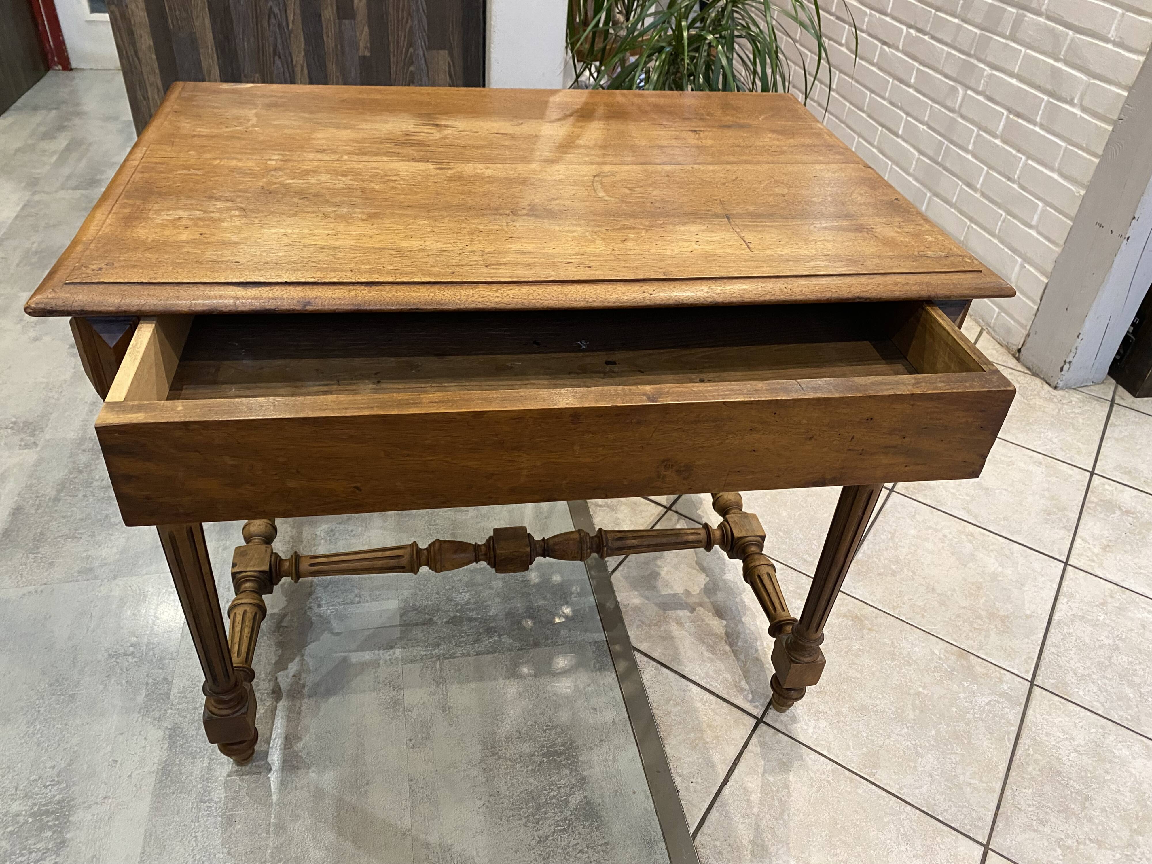 Bureau 1 tiroir en bois massif chêne pieds tournés et sculptés 89x62cm