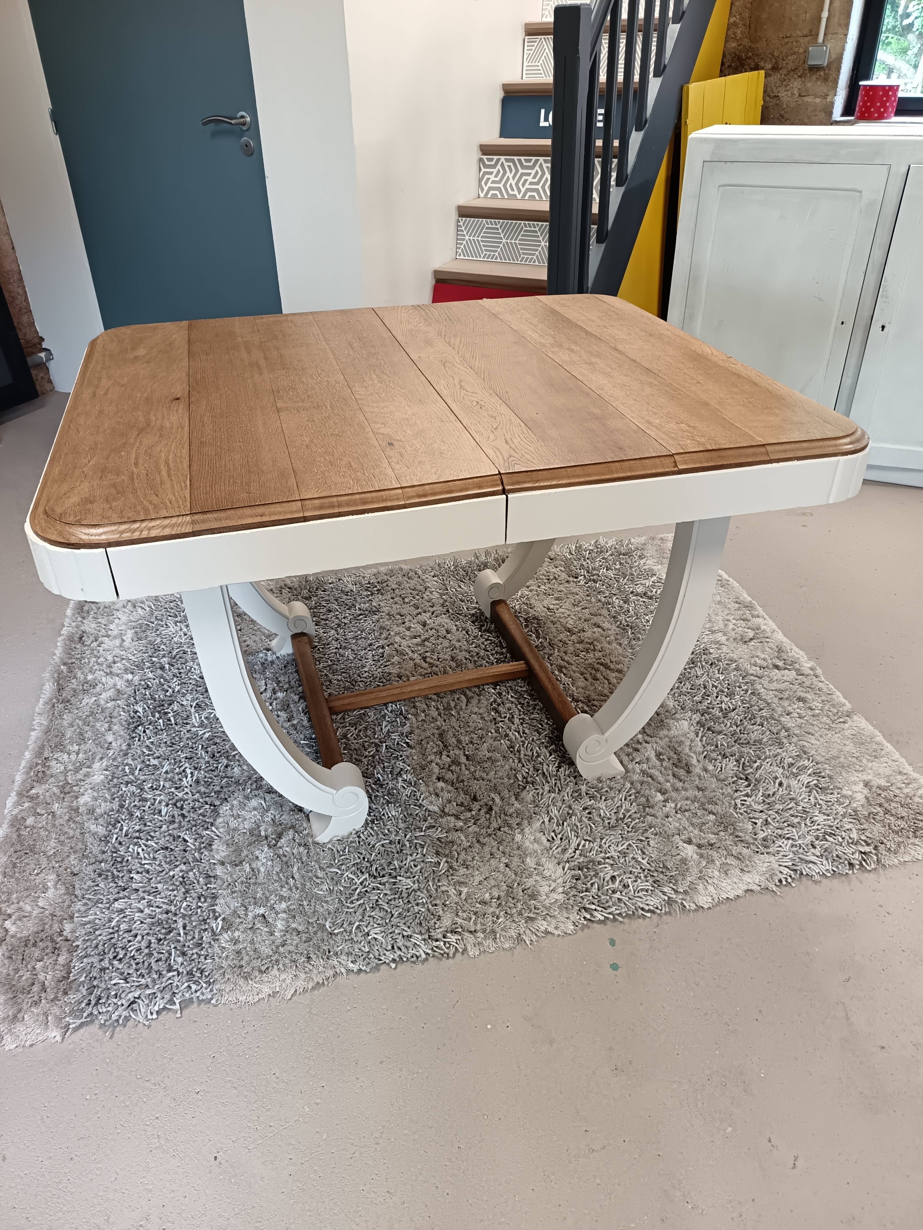 Restored oak table in natural wood and linen.