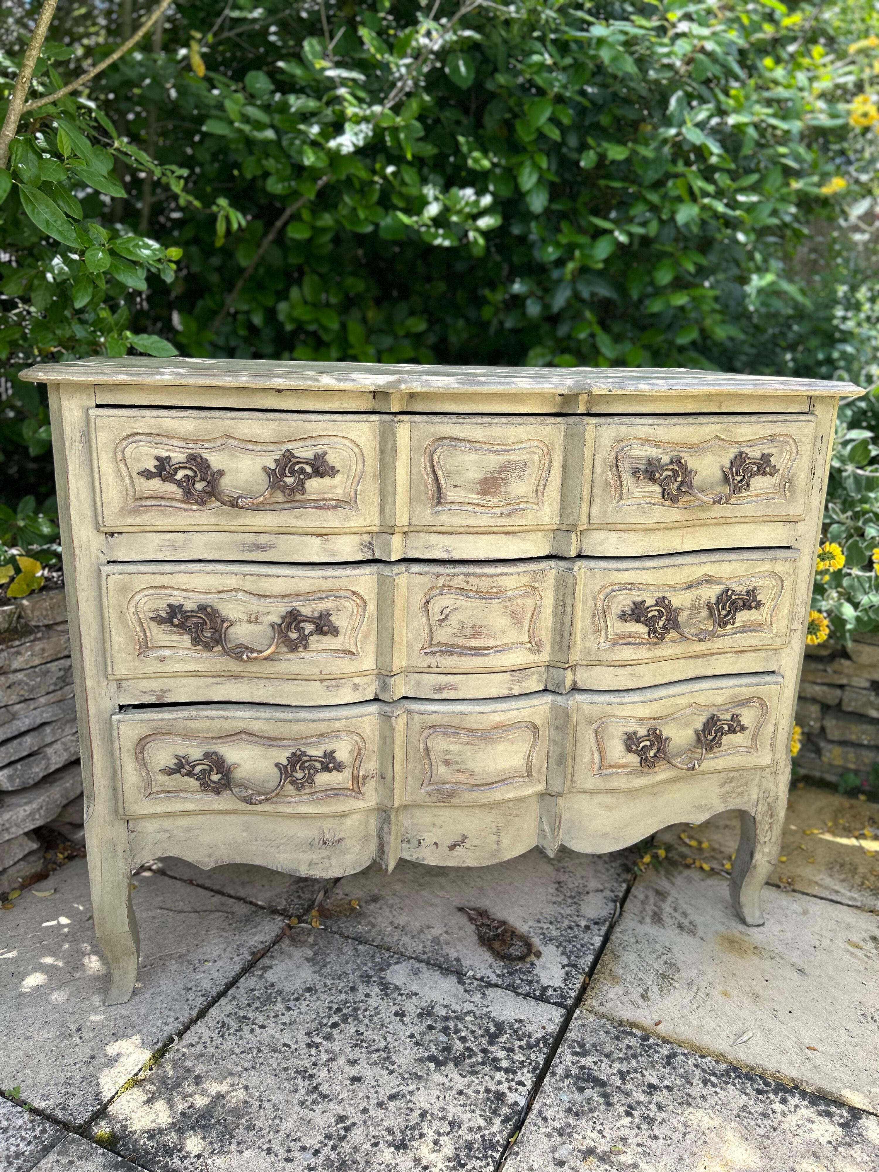 Commode galbée ancienne patinée vert pistache