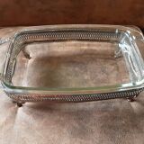 Pyrex dish on metal support