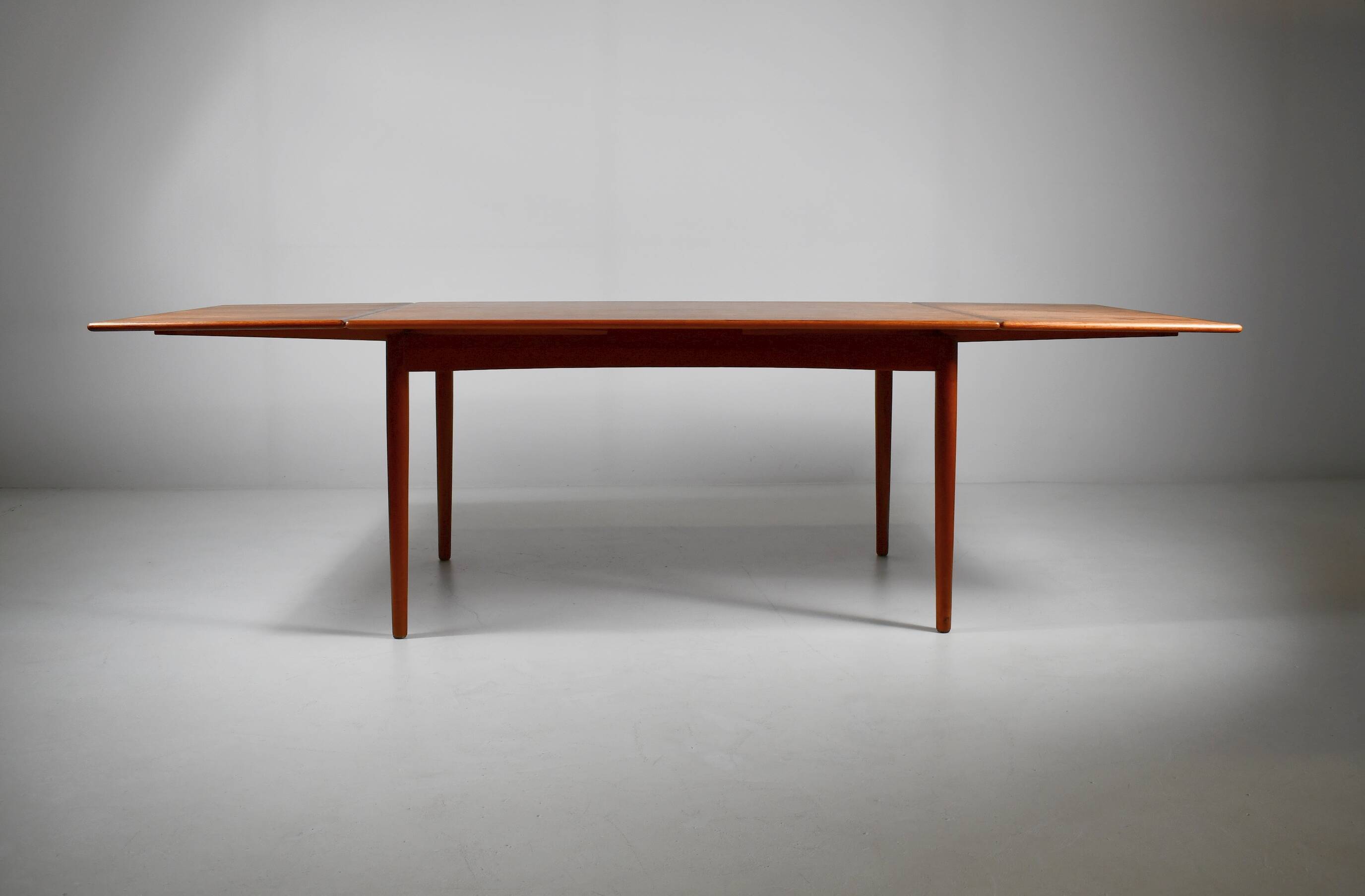 Table à manger en teck par Georg Petersens. Danemark, années 1960.