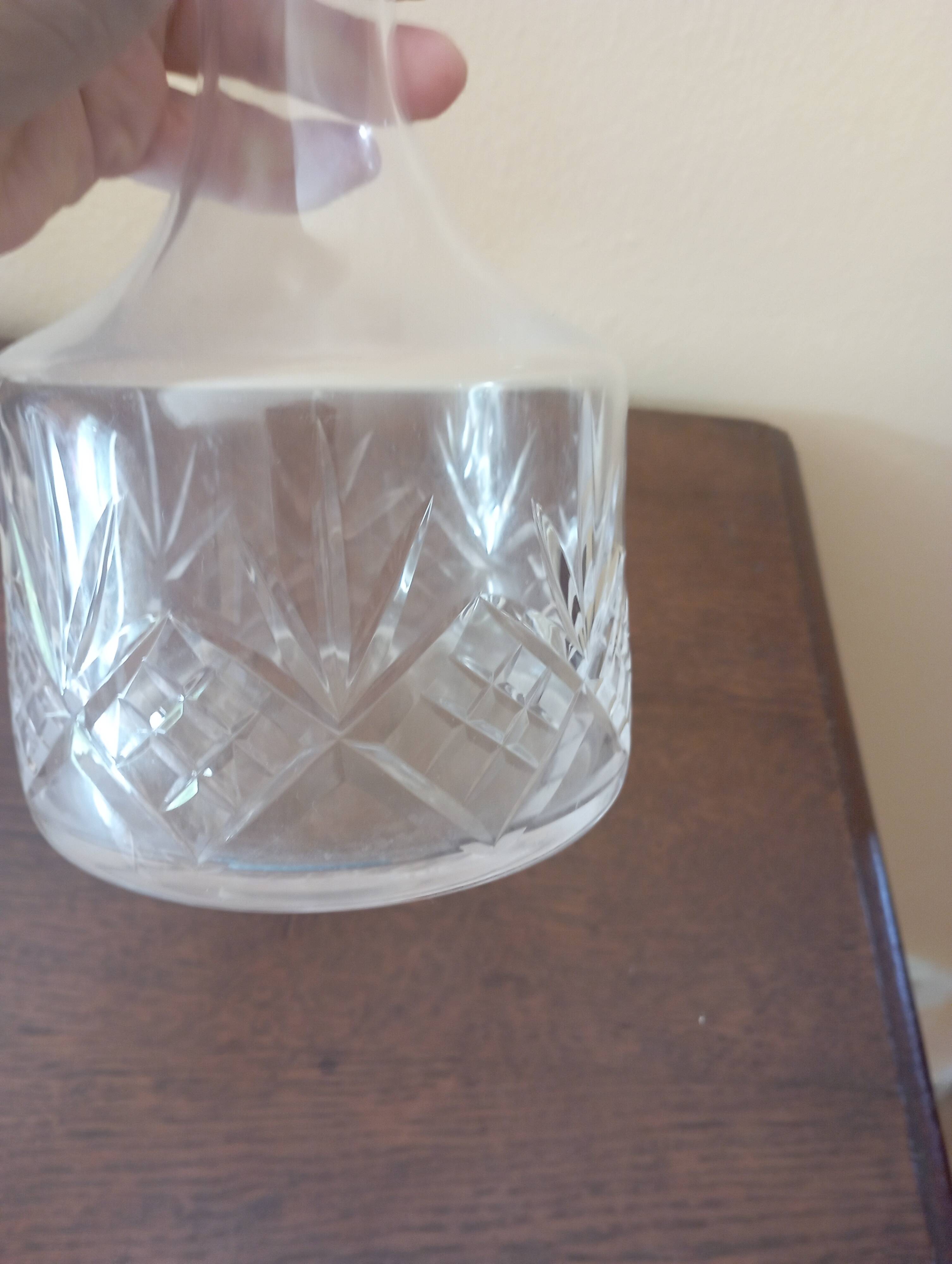Carafe à vin ciselée