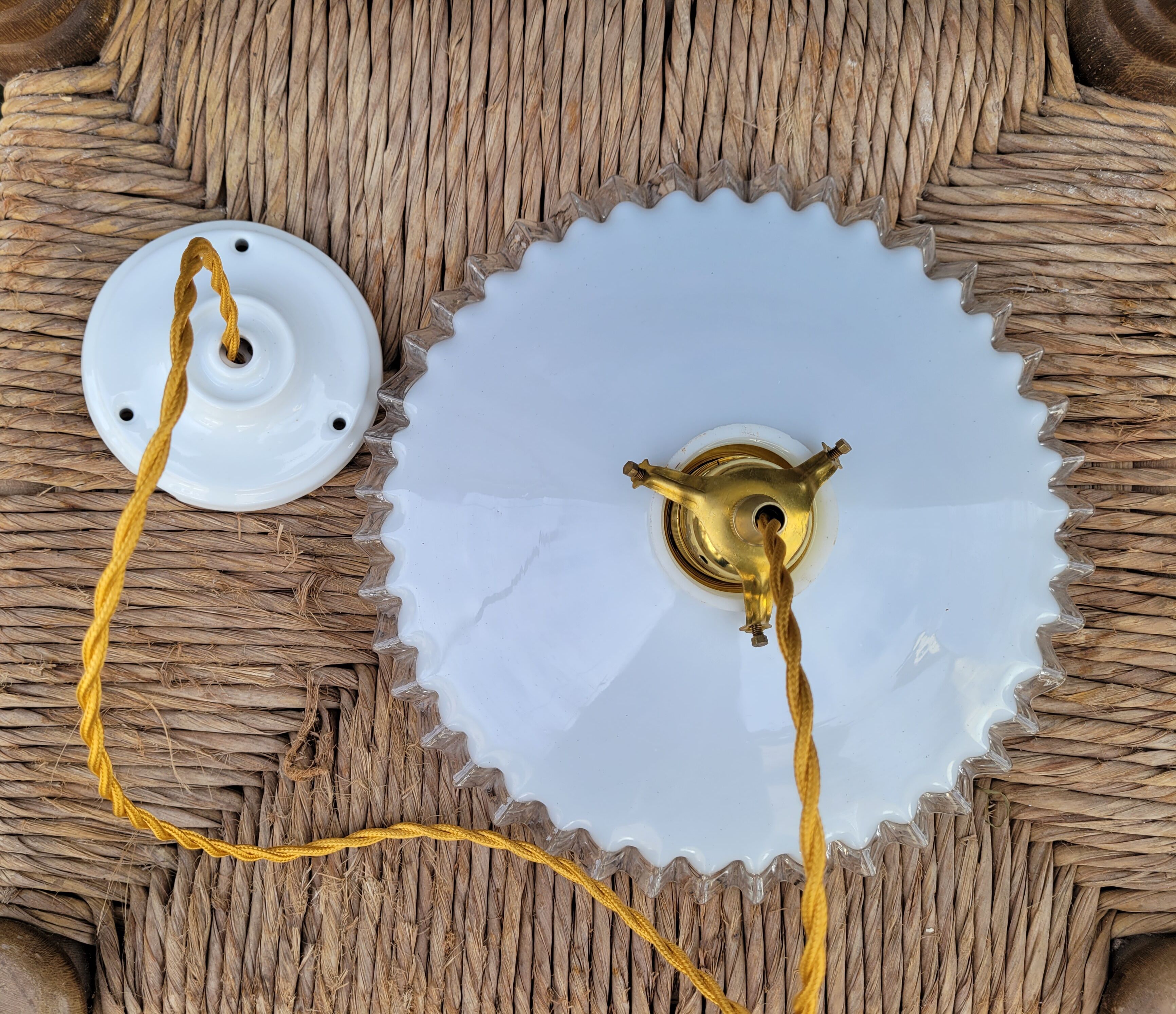 Serrated opaline suspension