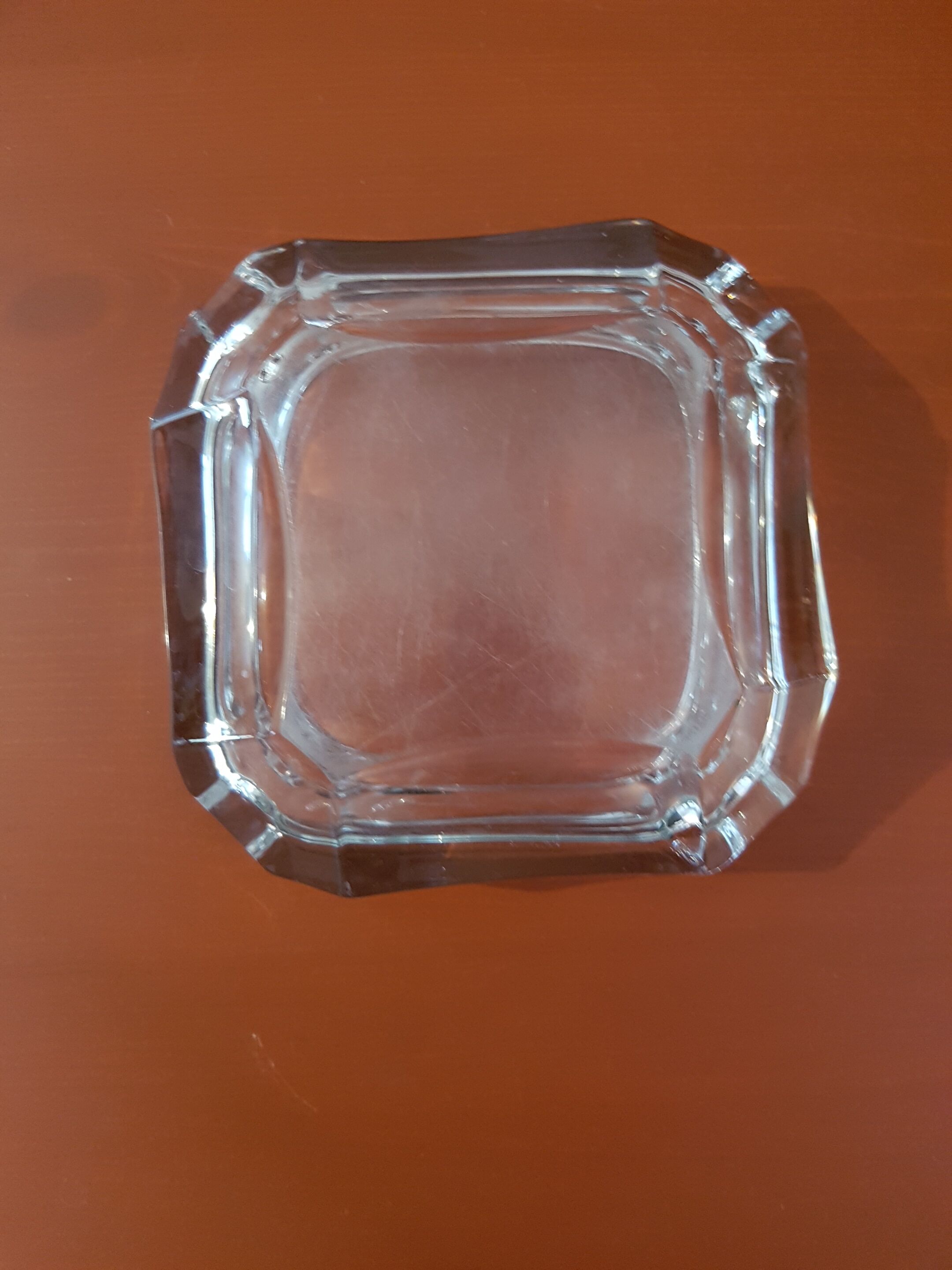 Cendrier en verre de forme carrée