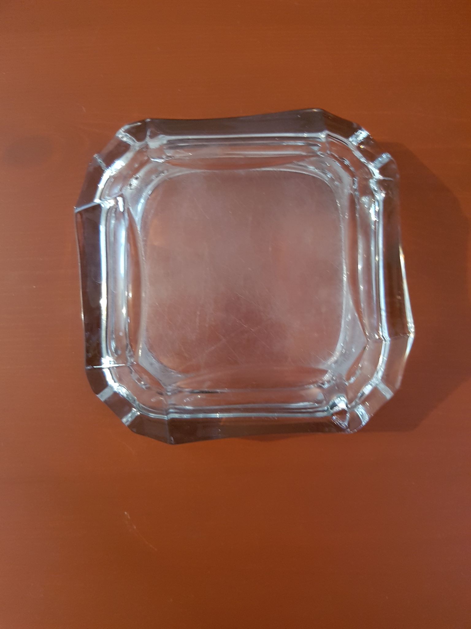 Cendrier en verre de forme carrée