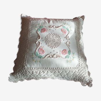 Ancien coussin brodé