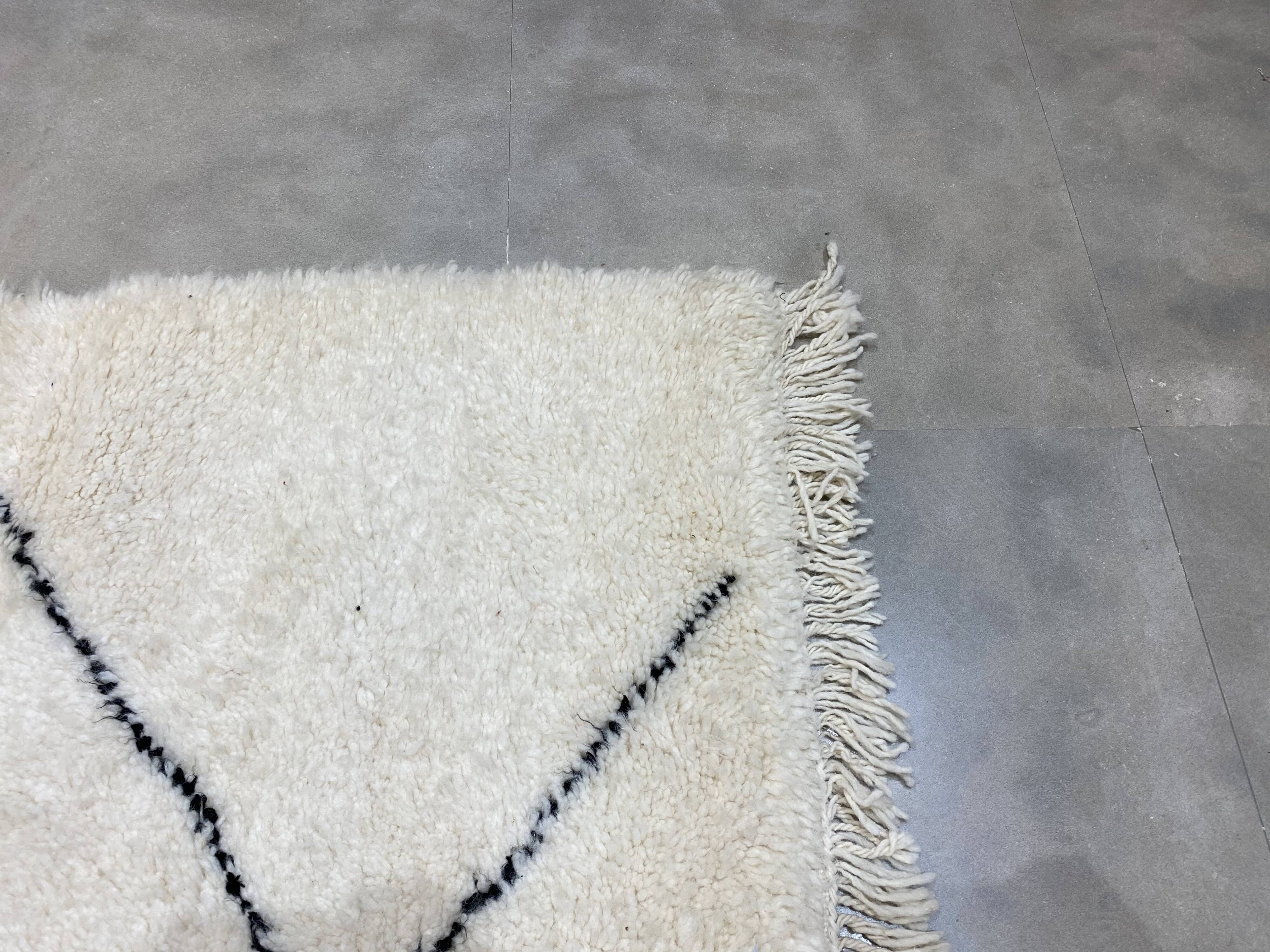 White/black berbere wool carpet  205x320cm
