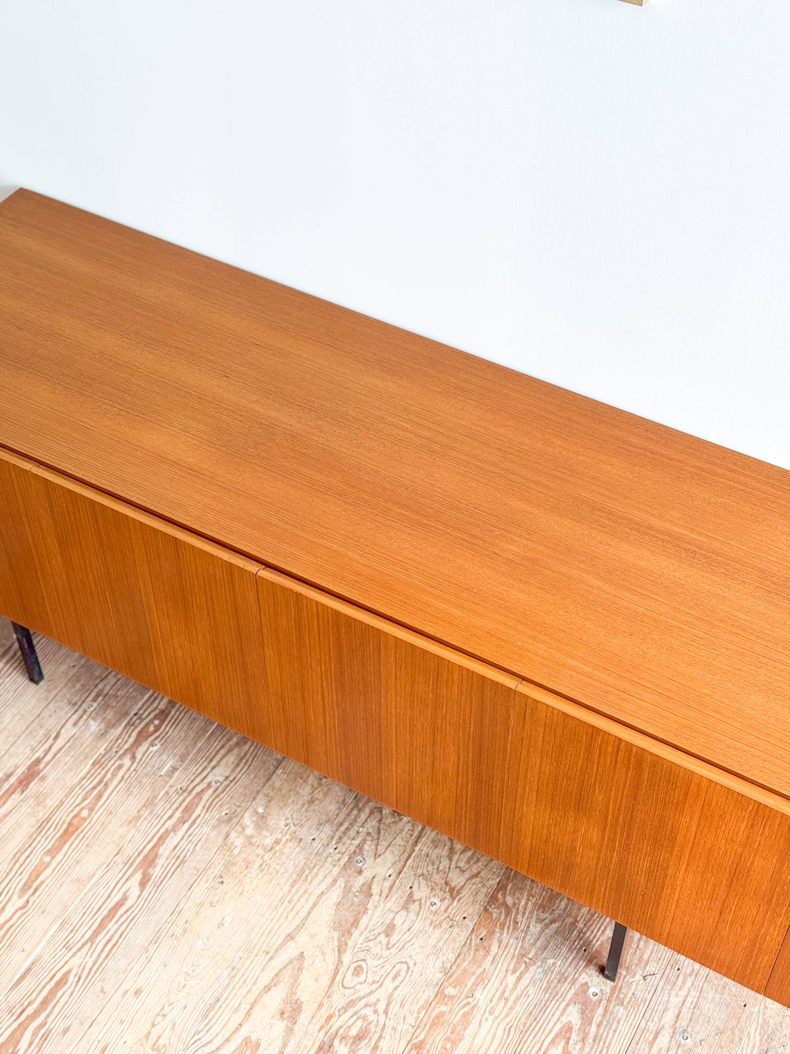 Buffet Mid-Century, modèle B20 en teck par Dieter Waeckerlin pour Behr, ann