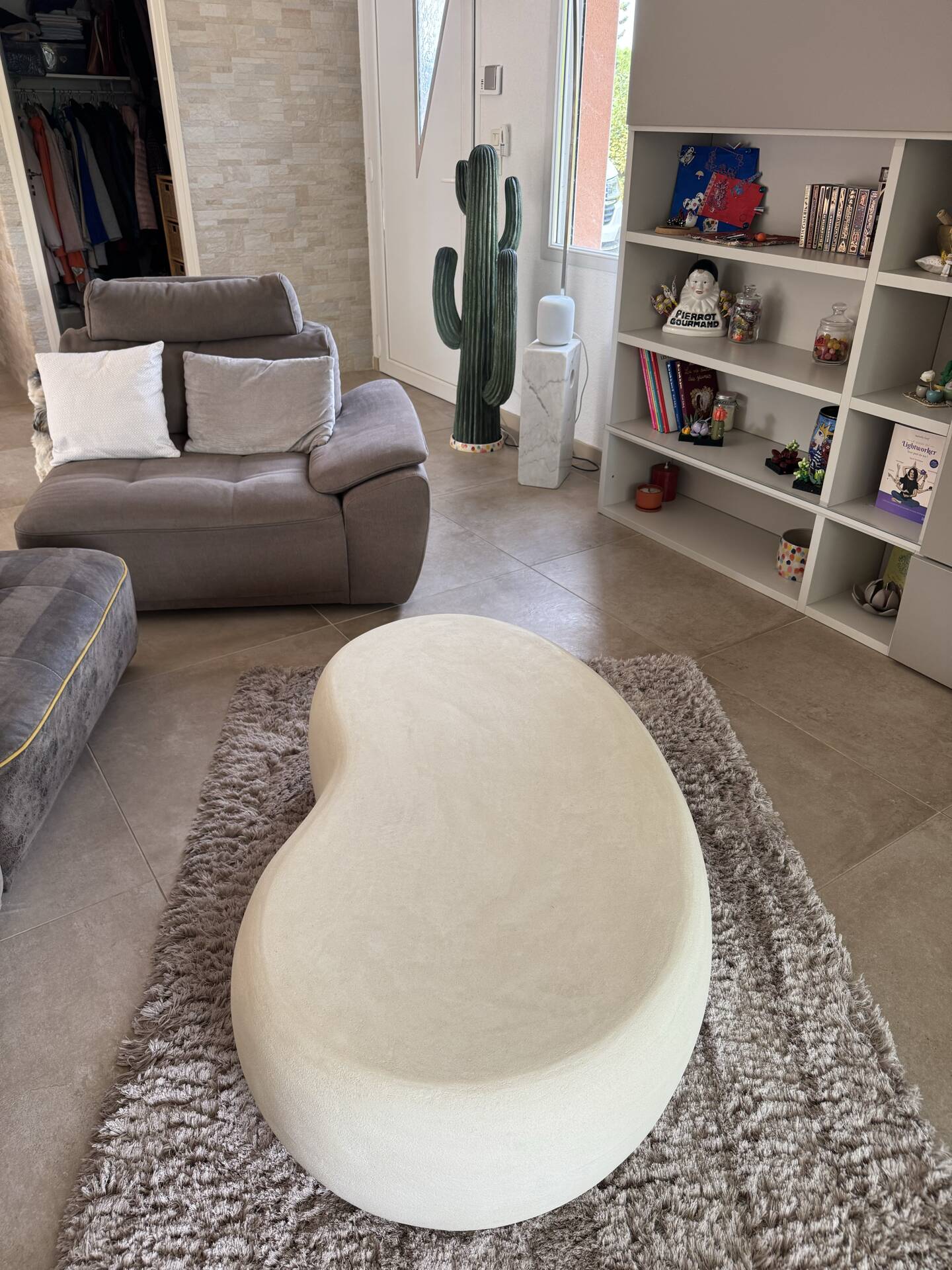 Table basse en béton ciré, micro-ciment forme haricot