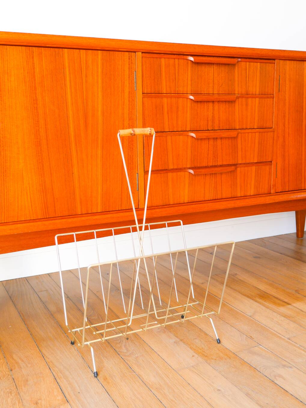 Magazine rack in gilded brass and bamboo handle, 1950