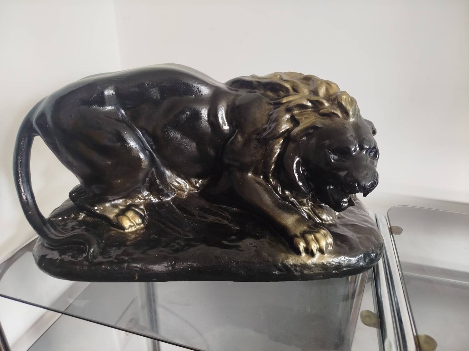 Large statue of a reclining lion - antique plaster