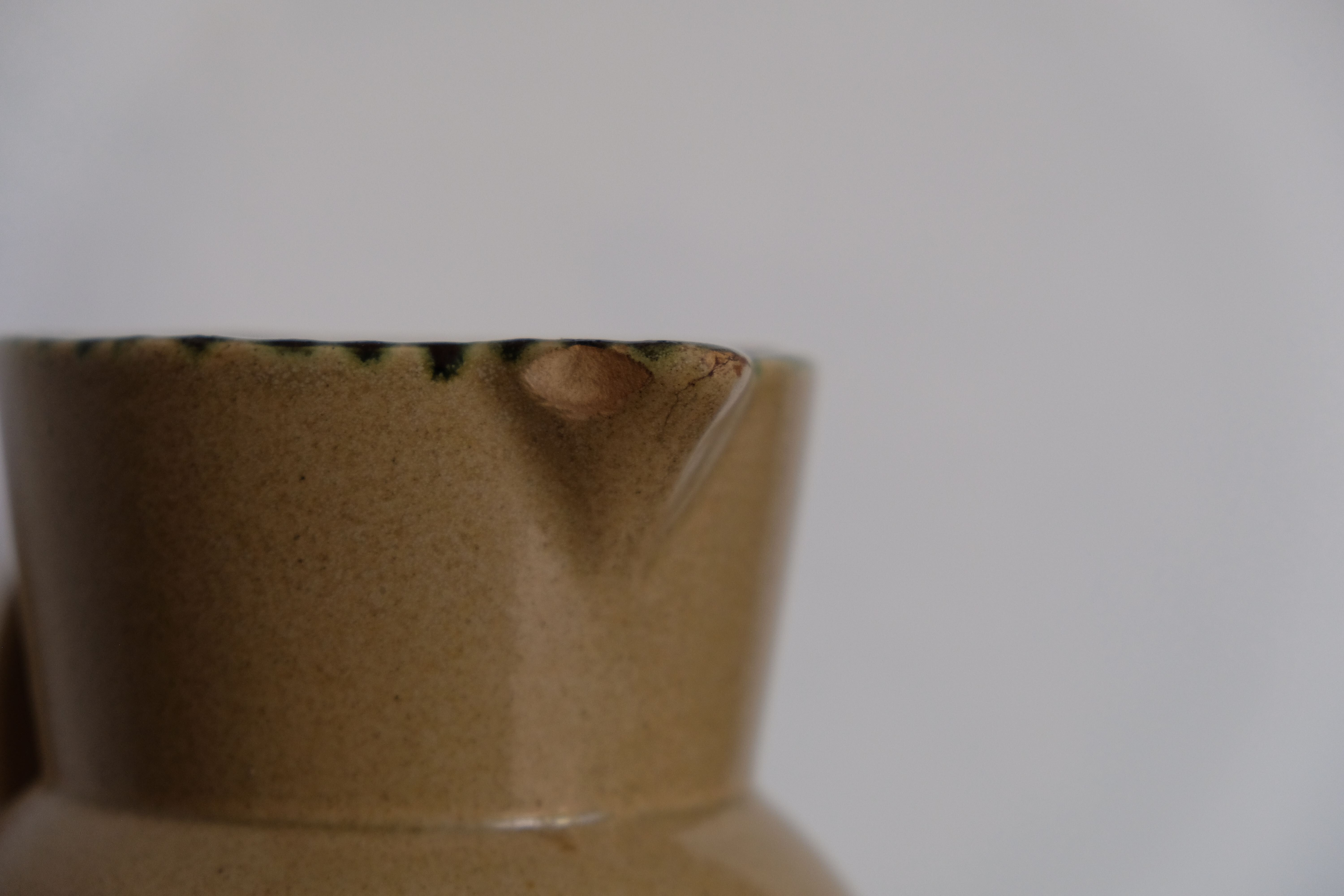 Water pitcher vase old décor daisies