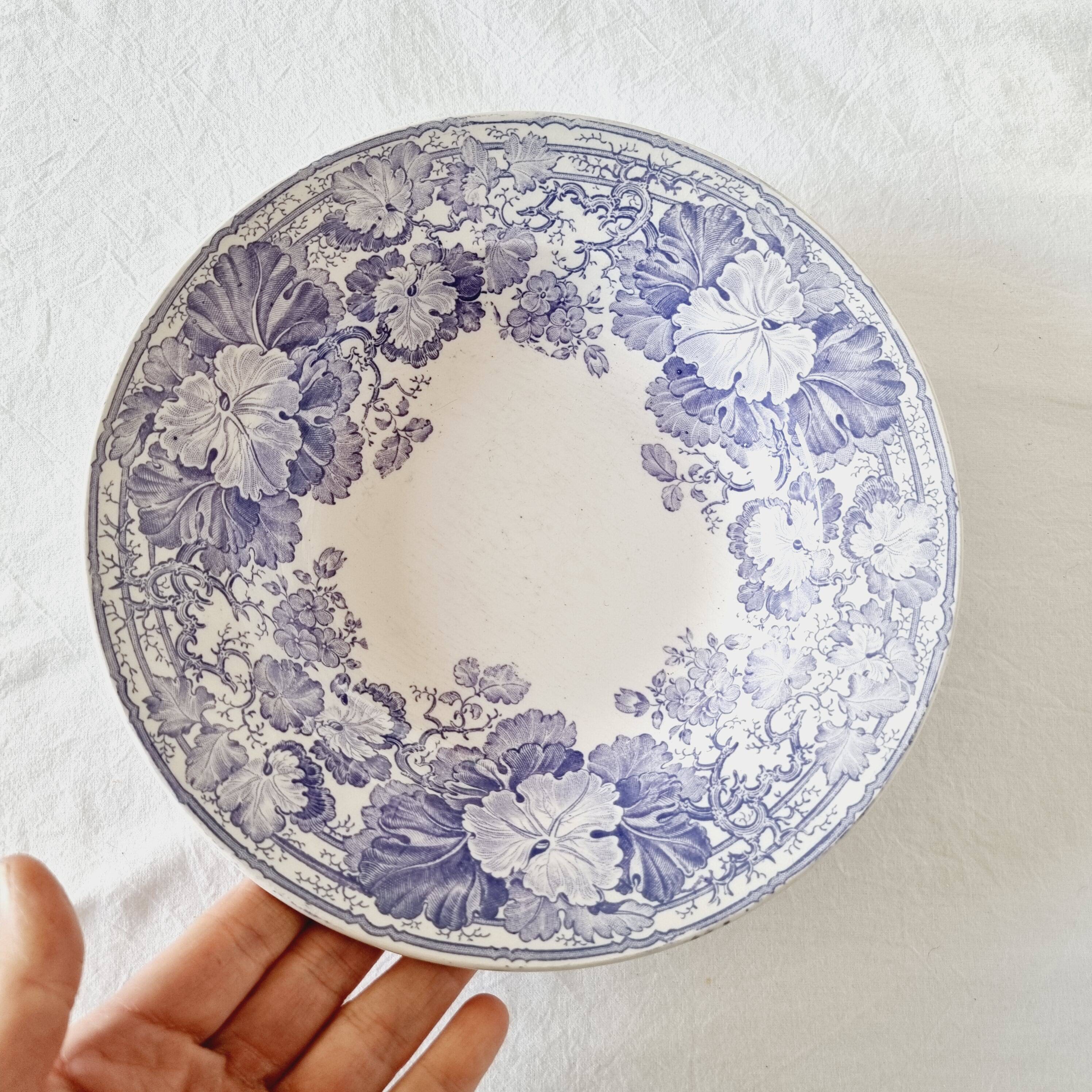 6 assiettes creuses en terre de fer violette, Sarreguemines U&C service "Géranium", 19ème siècle