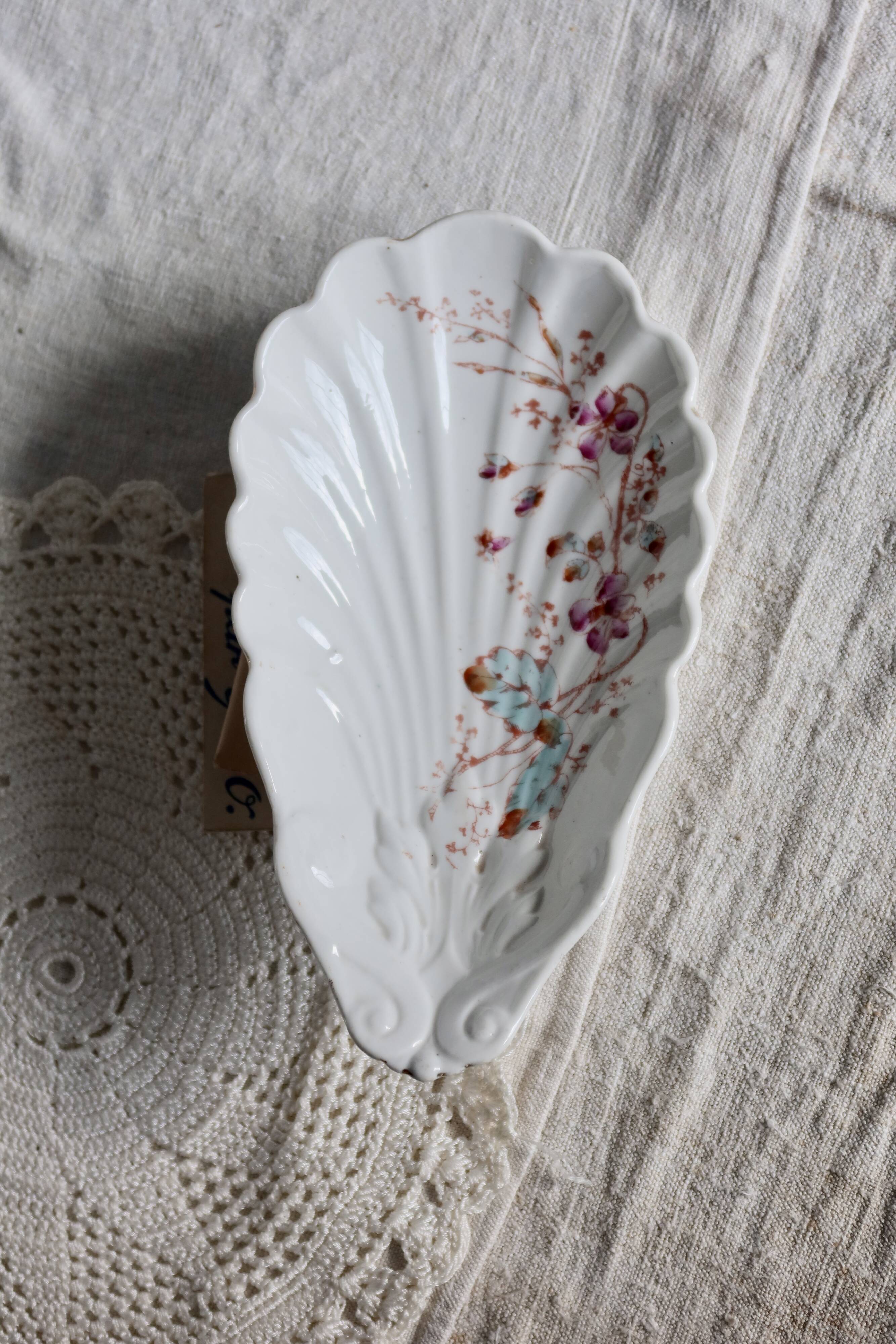 Vintage earthenware shell dish – Floral decoration