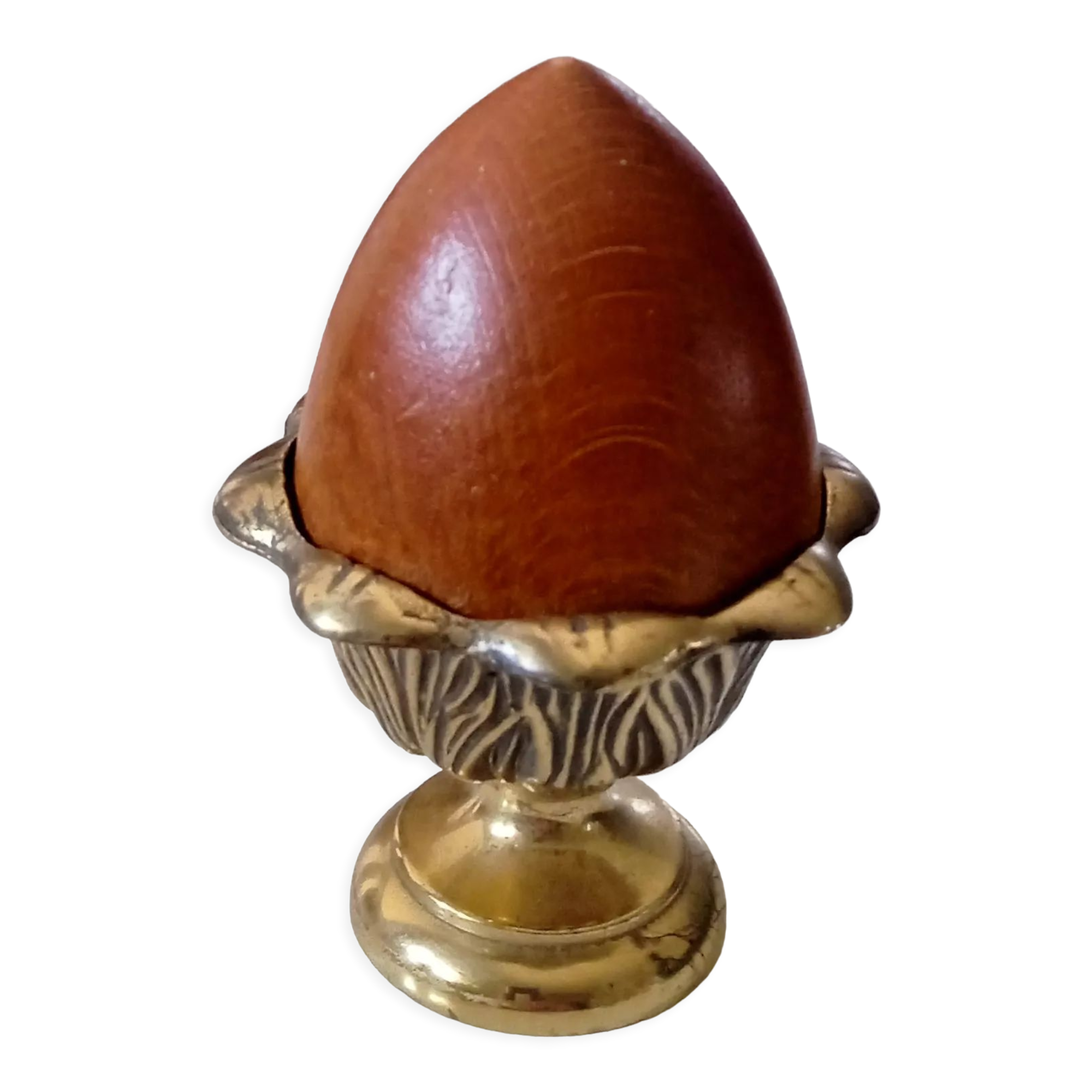 Presse papier œuf en bois dans son coquetier laiton