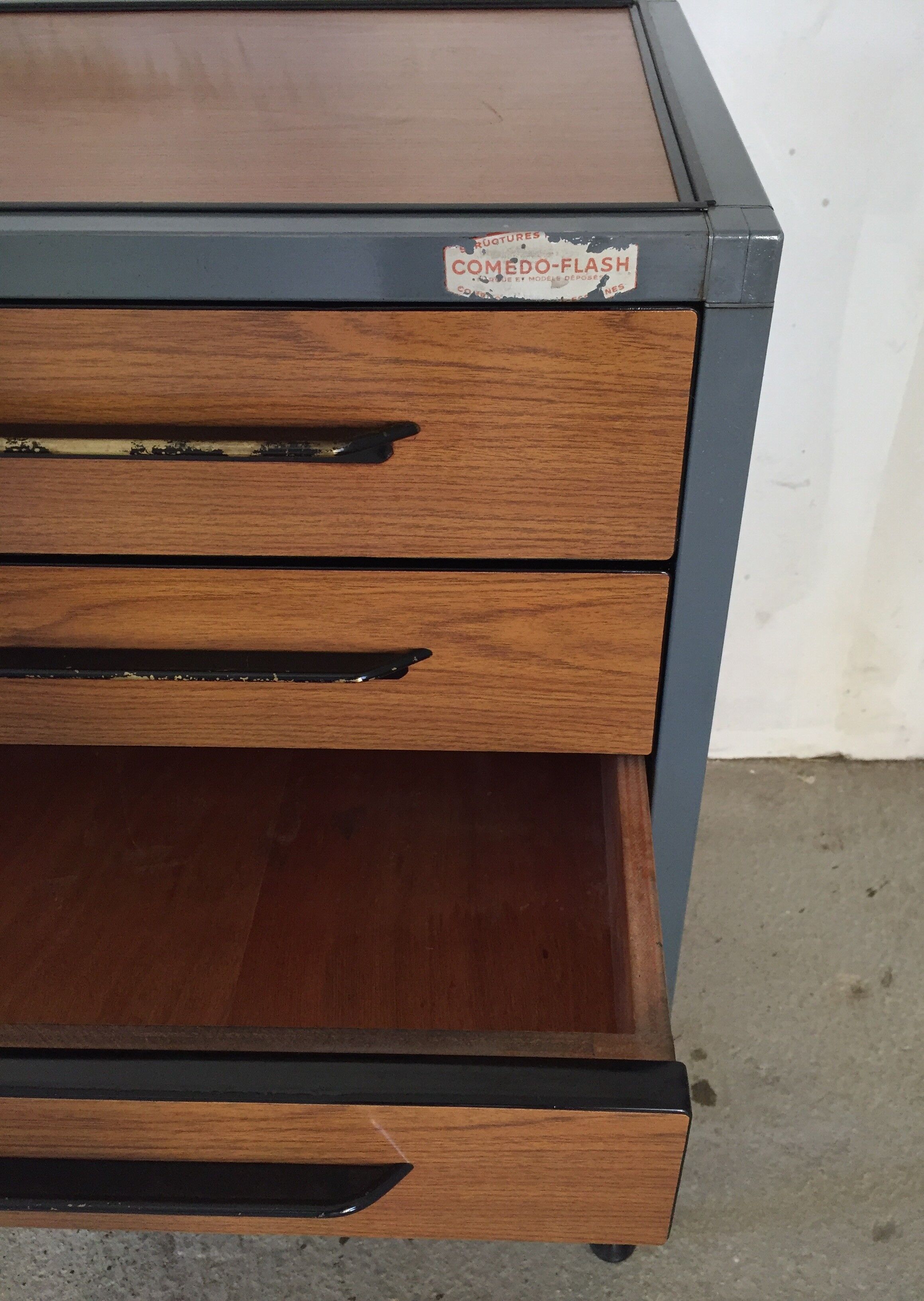 Commode industrielle en métal et bois