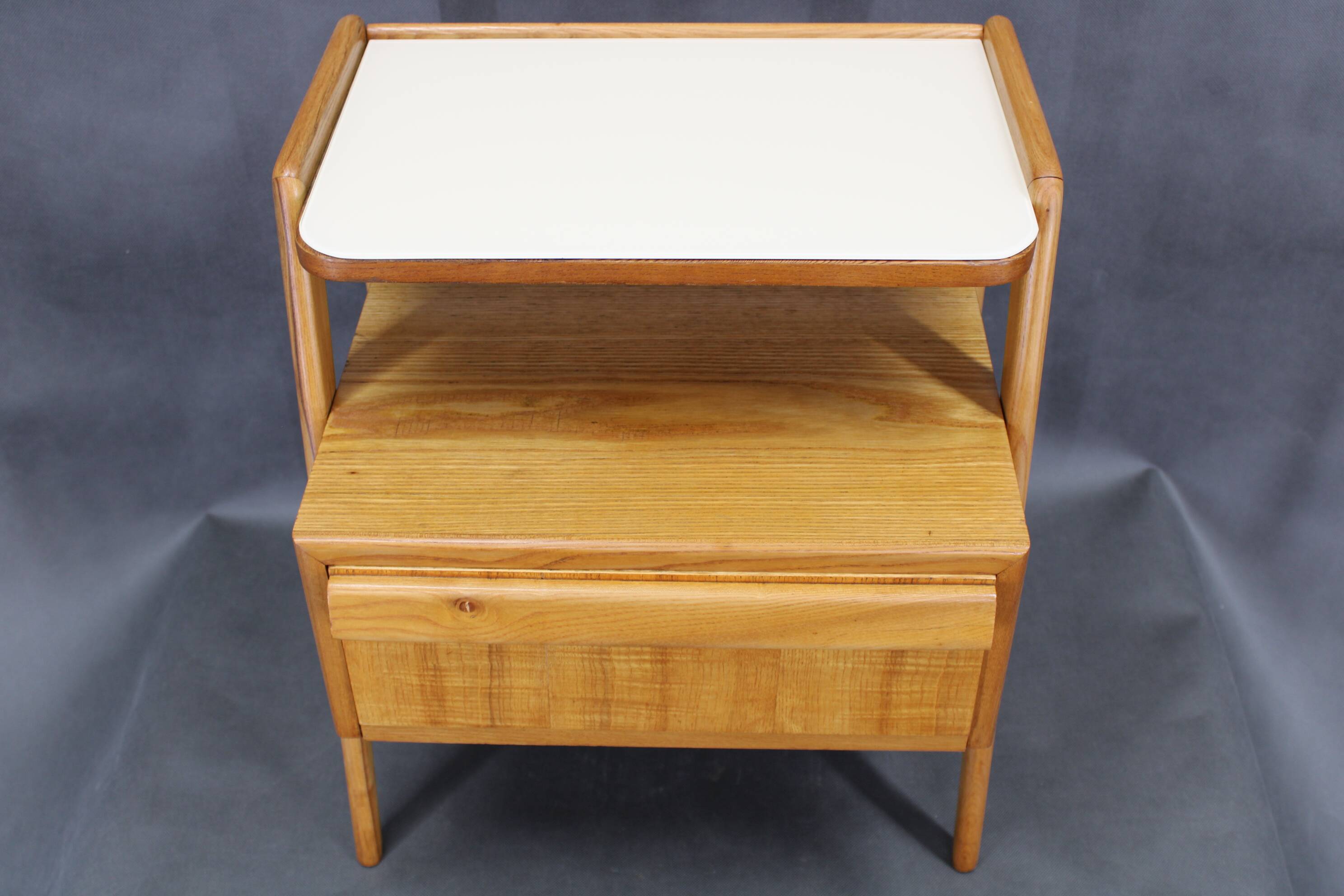 Table de chevet en érable, style milieu du siècle, années 1960, avec étagère en verre opale, restaurée, Tchécoslovaquie