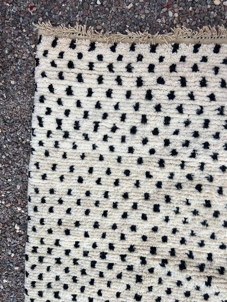 Handmade Berber rug, size 150 x 250 cm.