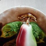 Ancienne assiette en barbotine, poire en relief