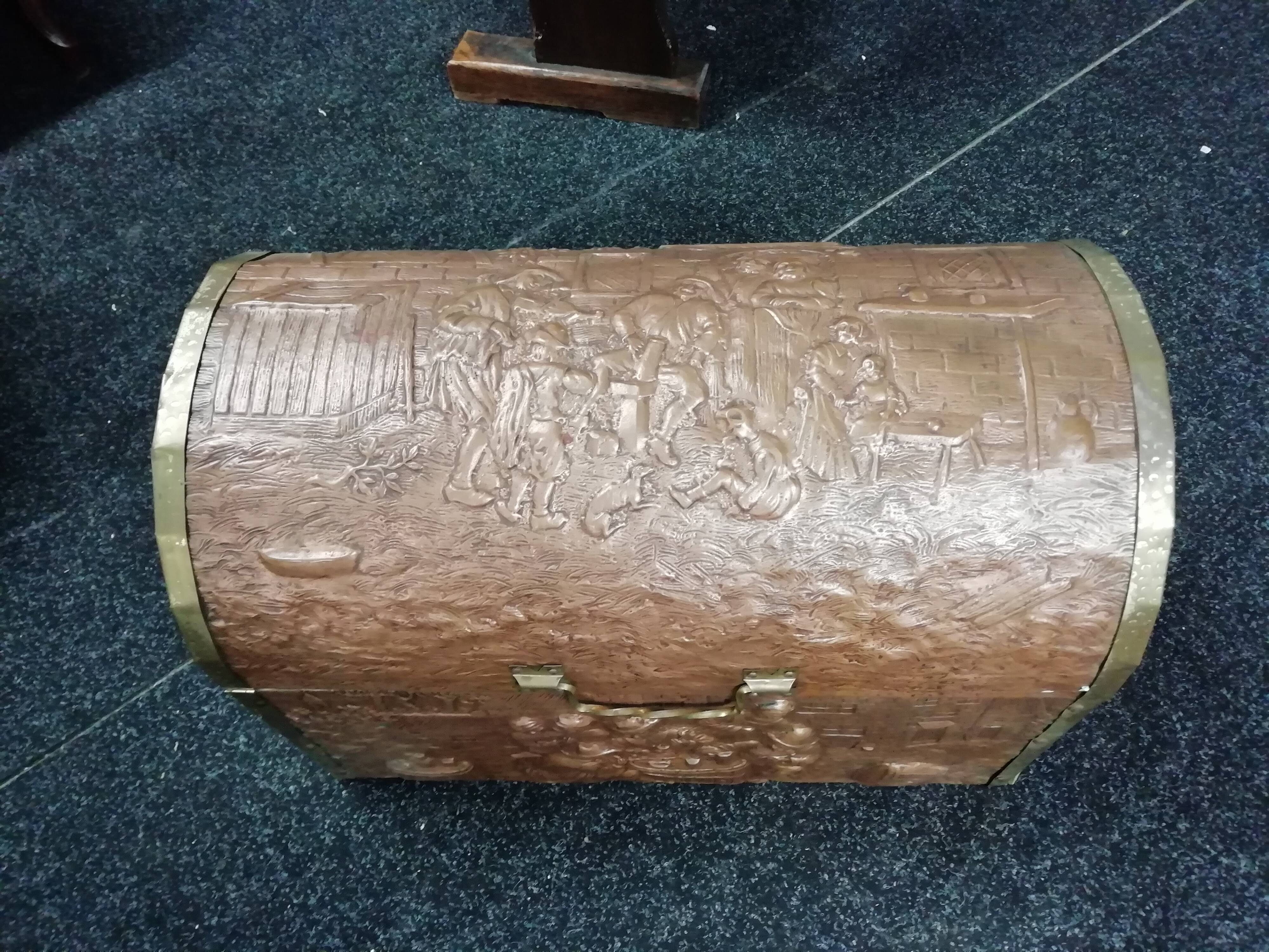 Coffre en bois et cuivre martelé