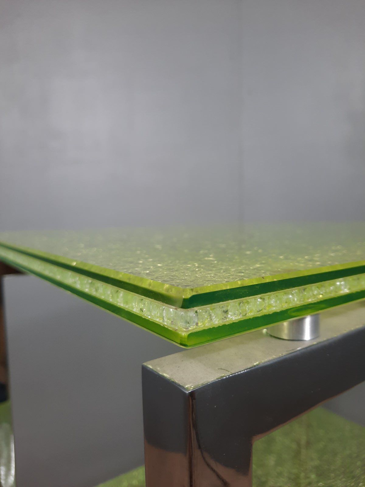 Shelf cabinet in broken tempered glass and metal
