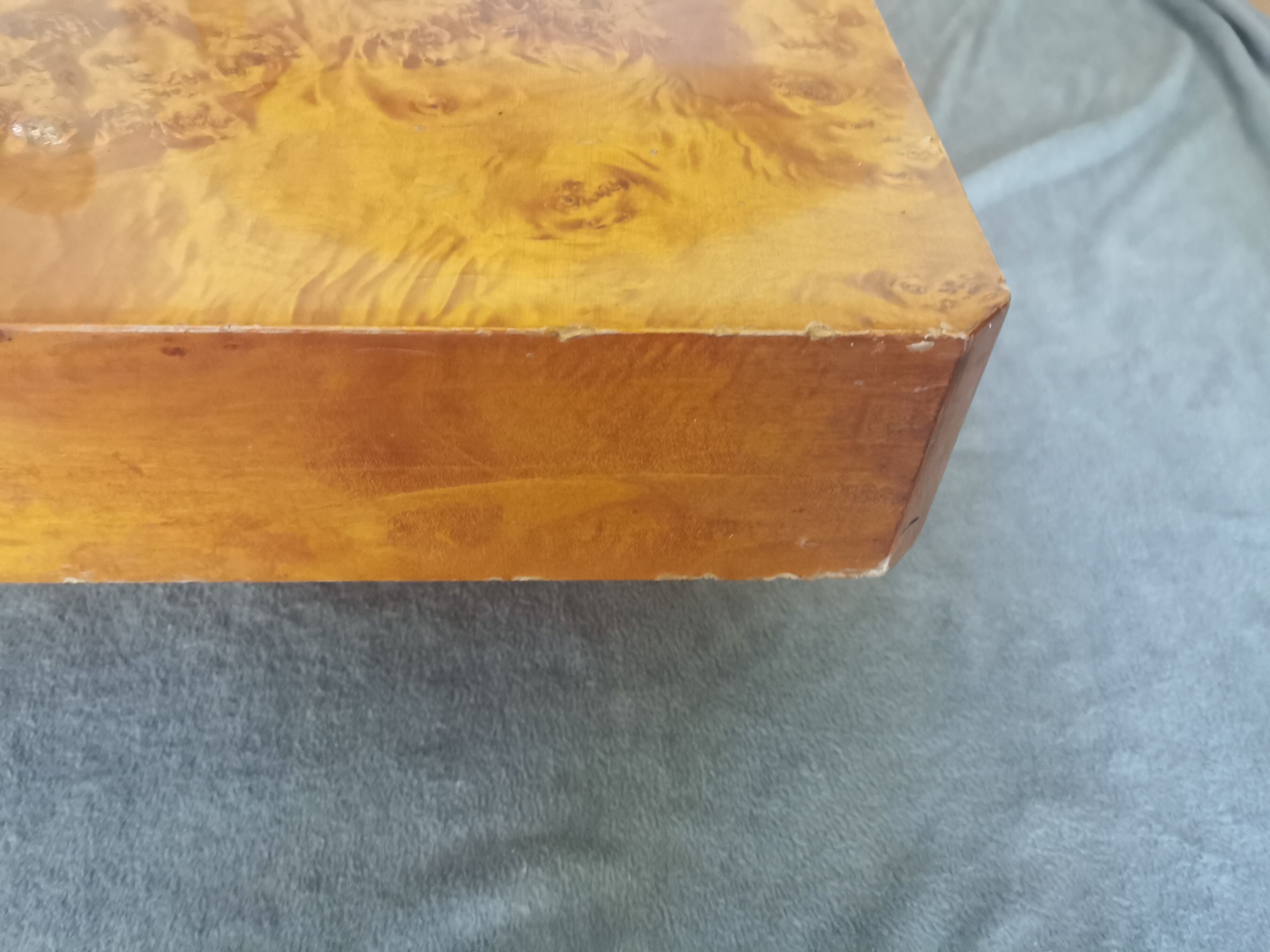 Table basse en loupe d'orme